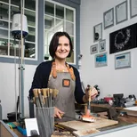 Laura aan het werk in haar edelsmederij Laurora