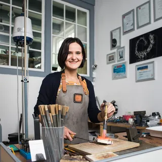 Laura aan het werk in haar edelsmederij Laurora