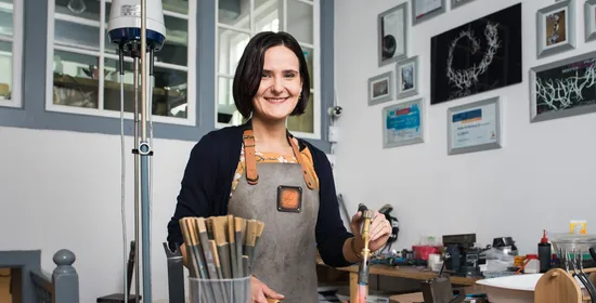 Laura aan het werk in haar edelsmederij Laurora