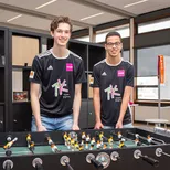 Studenten Sportmarketing poseren voor de camera