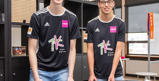Studenten Sportmarketing poseren voor de camera
