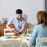 Persoonlijk begeleider met client. mbo maatschappelijke zorg