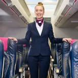 Stewardess in opleiding bij Zadkine aan het werk in het vliegtuig