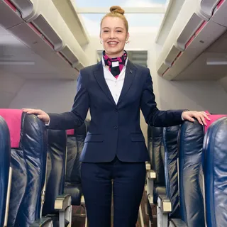 Stewardess in opleiding bij Zadkine aan het werk in het vliegtuig
