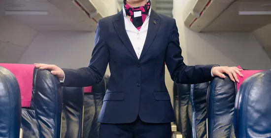Stewardess in opleiding bij Zadkine aan het werk in het vliegtuig