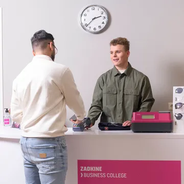 Retail medewerker werkt aan de kassa