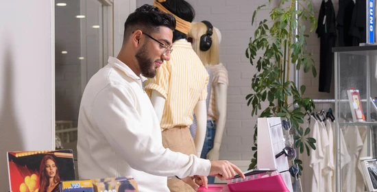 Retail Verkoopspecialist werkt aan kassa