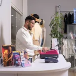 Retail Verkoopspecialist werkt aan kassa