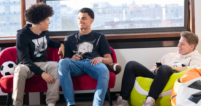 Het lokaal van de mbo opleiding Sportmarketing is helemaal ingericht op sport en gezelligheid