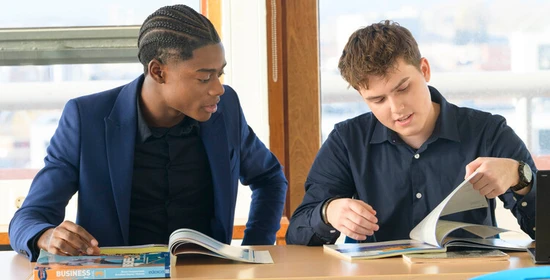 Studenten werken samen bij de opleiding International Business Studies Zadkine mbo