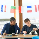 Studenten werken samen bij de opleiding International Business Studies Zadkine mbo