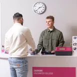 Retail medewerker werkt aan de kassa