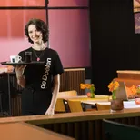 hospitality medewerker serveert drinken