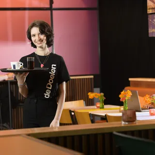 hospitality medewerker serveert drinken