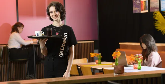 hospitality medewerker serveert drinken