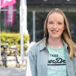 student floor studeert voor facilitair leidinggevene