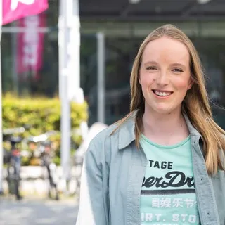 student floor studeert voor facilitair leidinggevene