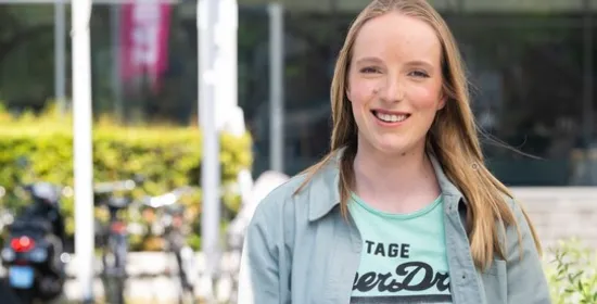 student floor studeert voor facilitair leidinggevene