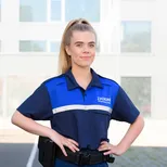 Student Handhaver Toezicht en Veiligheid poseert in uniform.