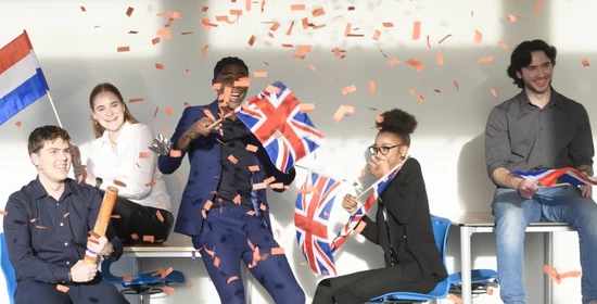 Feestvierende studenten van Engelstalige mbo-opleiding