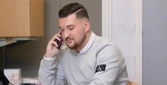 Retail manager aan het telefoneren
