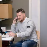 Retail manager aan het telefoneren