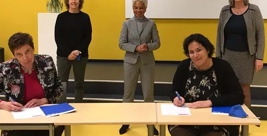 Ingrid van Steenhoven (links) en Ingrid Tuinenburg (rechts) tekenen de hernieuwde samenwerkingsovereenkomst. Op de achtergrond v.l.n.r.: Andrea van der Schoot (Albeda), Diantha Rumahlewan (Zadkine) en Aly Dassen (Albeda)