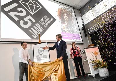 Koning Willem Alexander krijgt portret van Ruben van Rumpt Vakschool Schoonhoven