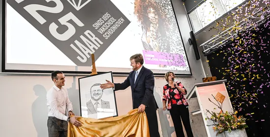 Koning Willem Alexander krijgt portret van Ruben van Rumpt Vakschool Schoonhoven