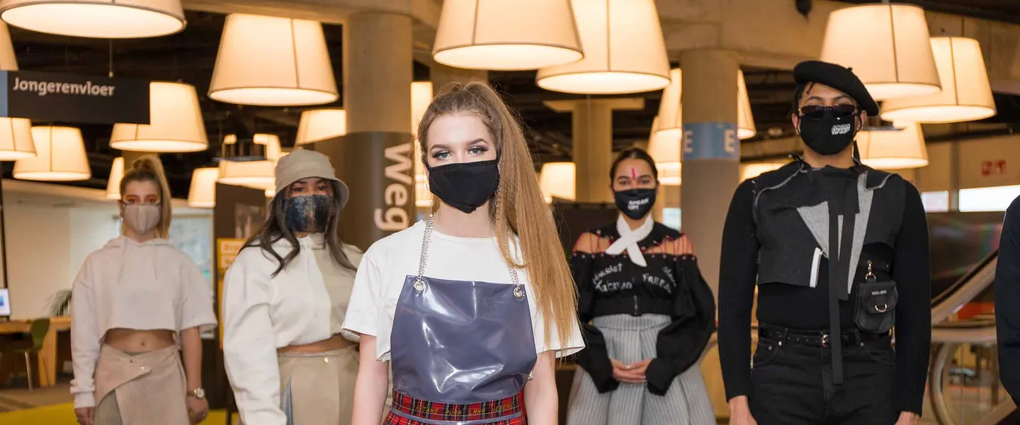 Zadkine studenten bij pop-up performance tijdens Jongerentop010 