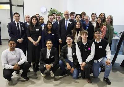 Burgemeester zet zich in voor goed onderwijs in rotterdam 