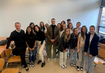 wethouder Achbar Rotterdam op bezoek bij Zadkine samen met RADAR