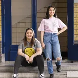 twee Startcollege studentes naast elkaar