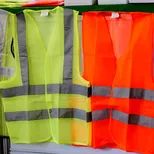 Veiligheidshesjes hangen klaar voor BHV cursus.