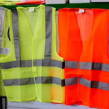 Veiligheidshesjes hangen klaar voor BHV cursus.