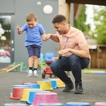 Samen spelen kinderopvang. pedagogisch medewerker opleiding