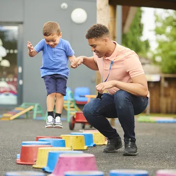 Samen spelen kinderopvang. pedagogisch medewerker opleiding