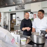Docent en student koken in de keuken