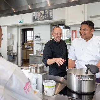 Docent en student koken in de keuken