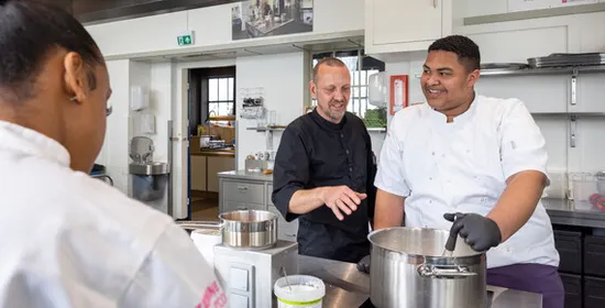 Docent en student koken in de keuken