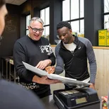 Docent en student bij kassa