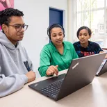 Drie studenten bij laptop