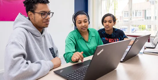 Drie studenten bij laptop