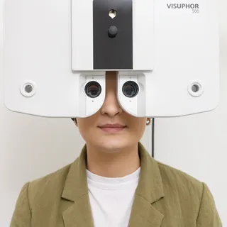 Studente doet een oogopmeting op de optiek opleiding