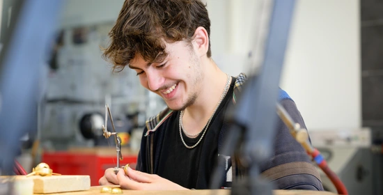 Student die een creatieve mbo opleiding volgt