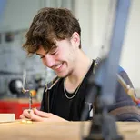 Student die een creatieve mbo opleiding volgt