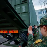 Studenten VeVa logistiek gaan vrachtwagen lossen.