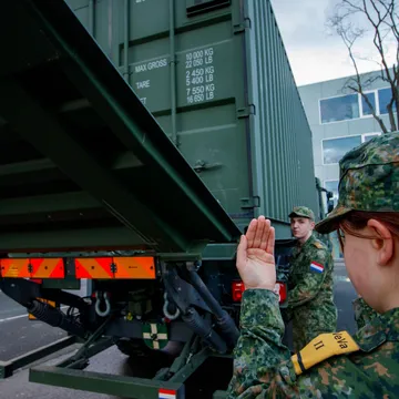 Studenten VeVa logistiek gaan vrachtwagen lossen.