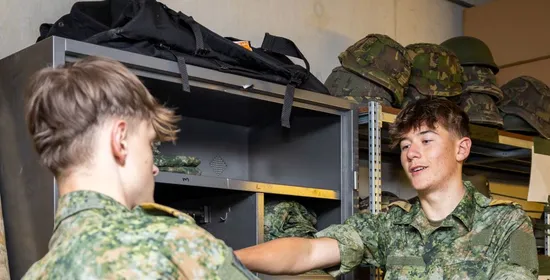 Student VeVa logistiek in een magazijn bij Defensie.