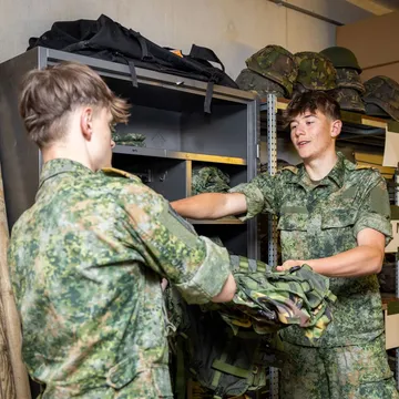 Student VeVa logistiek in een magazijn bij Defensie.